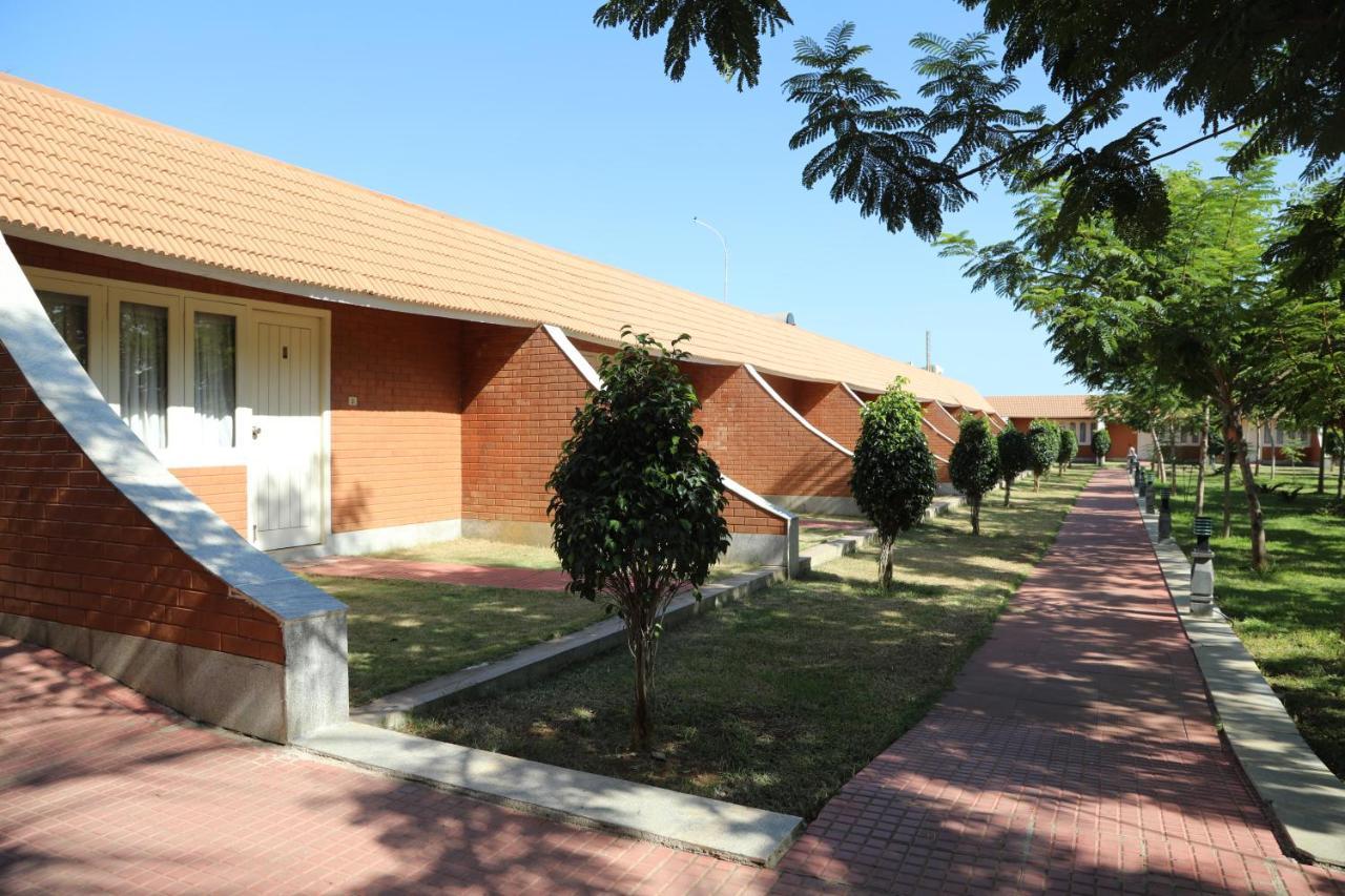 Celebrity Resort Chennai Tambaram Exterior photo